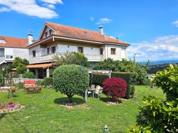 Fachada con jardín