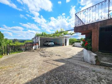 Fachada trasera con acceso a garaje y finca