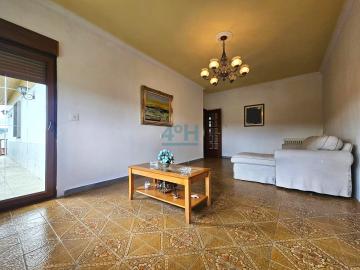 Salón con acceso a balcón
