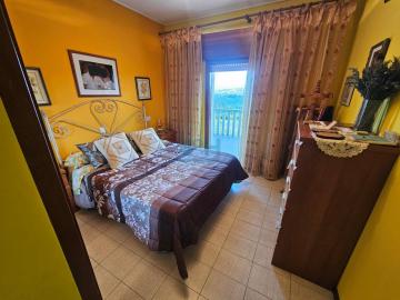 Dormitorio principal con acceso a terraza