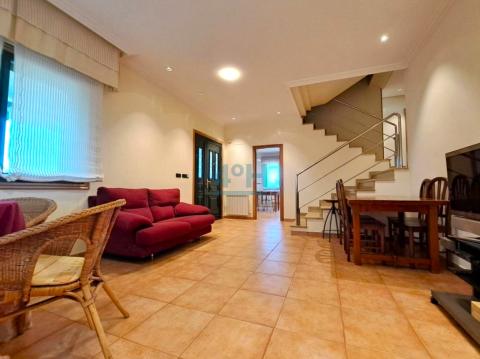 Planta Baja: Salón-comedor con chimenea de leña