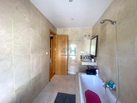 Baño 2 del dormitorio-suite con bañera