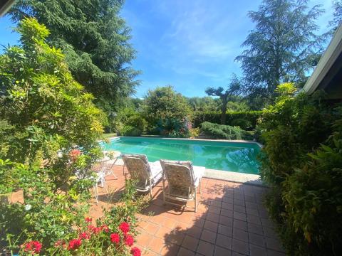 Piscina con zona de porche 