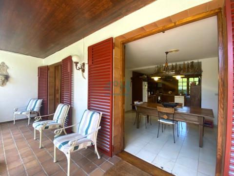 Planta Baja: Porche abierto con acceso a comedor