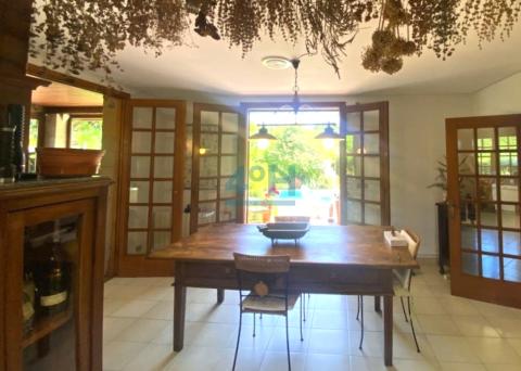 Planta Baja: Cocina con chimenea de leña
