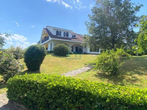 Fachada delantera y finca