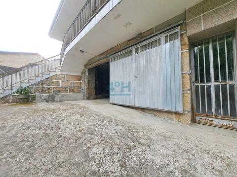 Planta Baja: Acceso a garaje con almacén