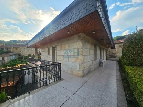 Balcón de la casa con patio trasero