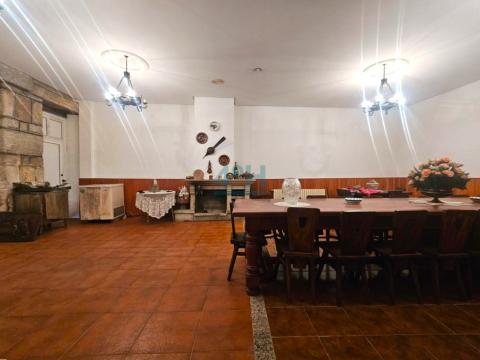 Planta Baja: Salón-comedor con chimenea de piedra