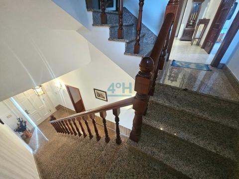 Escaleras de acceso a planta alta
