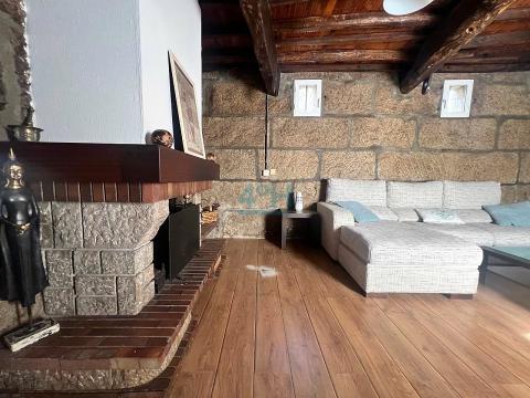 Planta Baja: Salón-comedor con chimenea