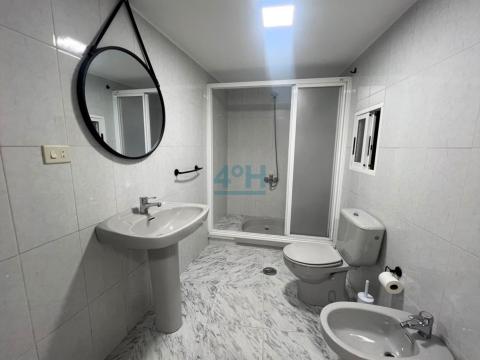 Planta Baja:  Baño con plato de ducha