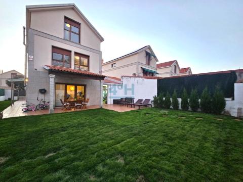 Fachada trasera con  jardín