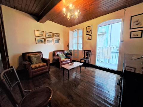 Salón a fachada principal