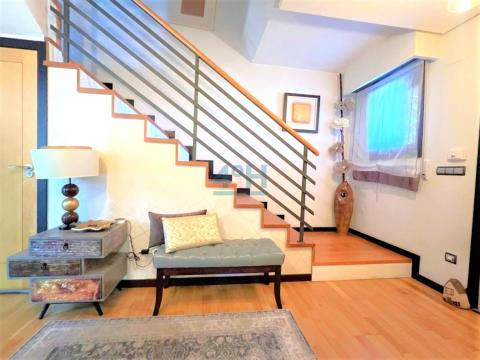 Planta Baja: Escaleras de acceso a planta alta