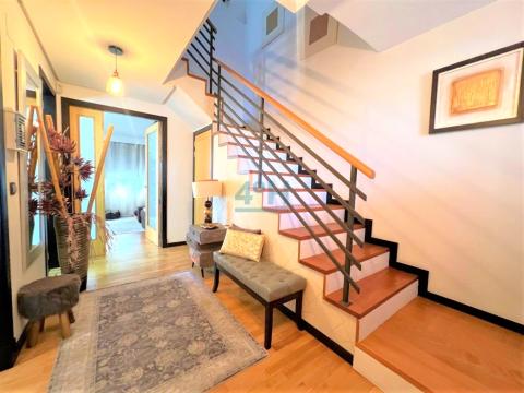 Planta Baja: Escaleras de acceso a planta alta