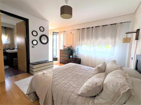 Planta Alta: Dormitorio-Suite con acceso a  amplio balcón