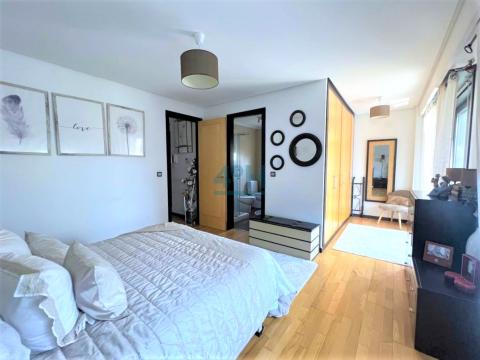 Planta Alta: Dormitorio-Suite con acceso a  amplio balcón