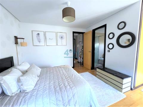 Planta Alta: Dormitorio-Suite con acceso a  amplio balcón