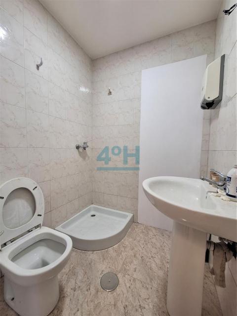 Oficina vacía / Baño 1