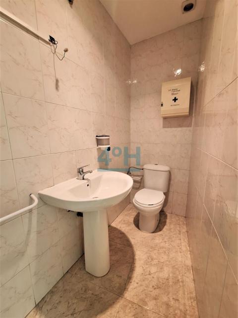 Oficina vacía / Baño 2