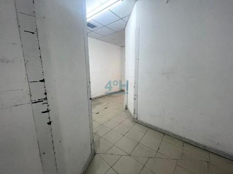 Pasillo de acceso a salida de emergencia