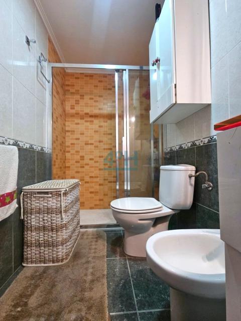 Planta Baja: Baño 1 con plato de ducha