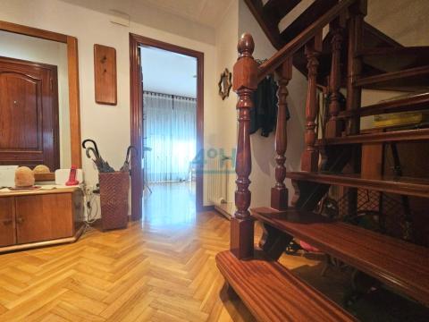 Planta Baja: Hall-recibidor con escaleras