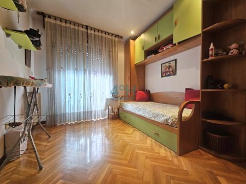Planta Baja: Dormitorio 1 con acceso a balcón