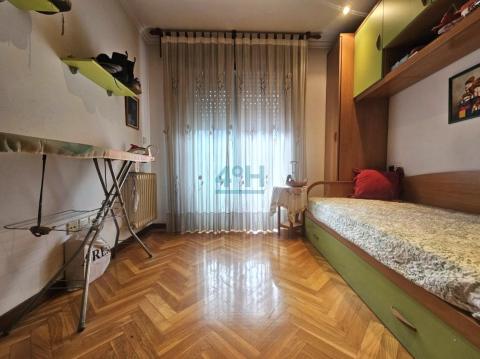 Planta Baja: Dormitorio 1 con acceso a balcón