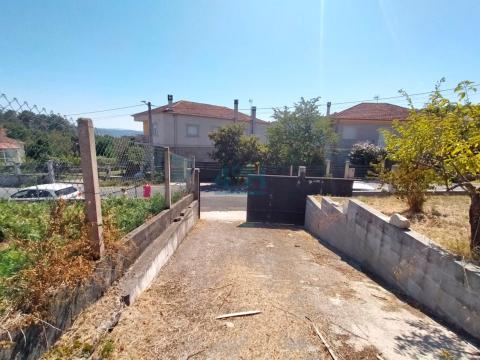 Acceso asfaltado a la finca